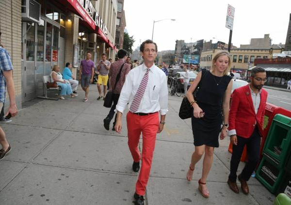 Anthony Weiner gets 2 legs up on NYC mayoral competitors with bright trousers