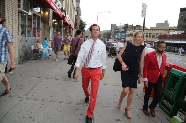 Anthony Weiner gets 2 legs up on NYC mayoral competitors with bright trousers