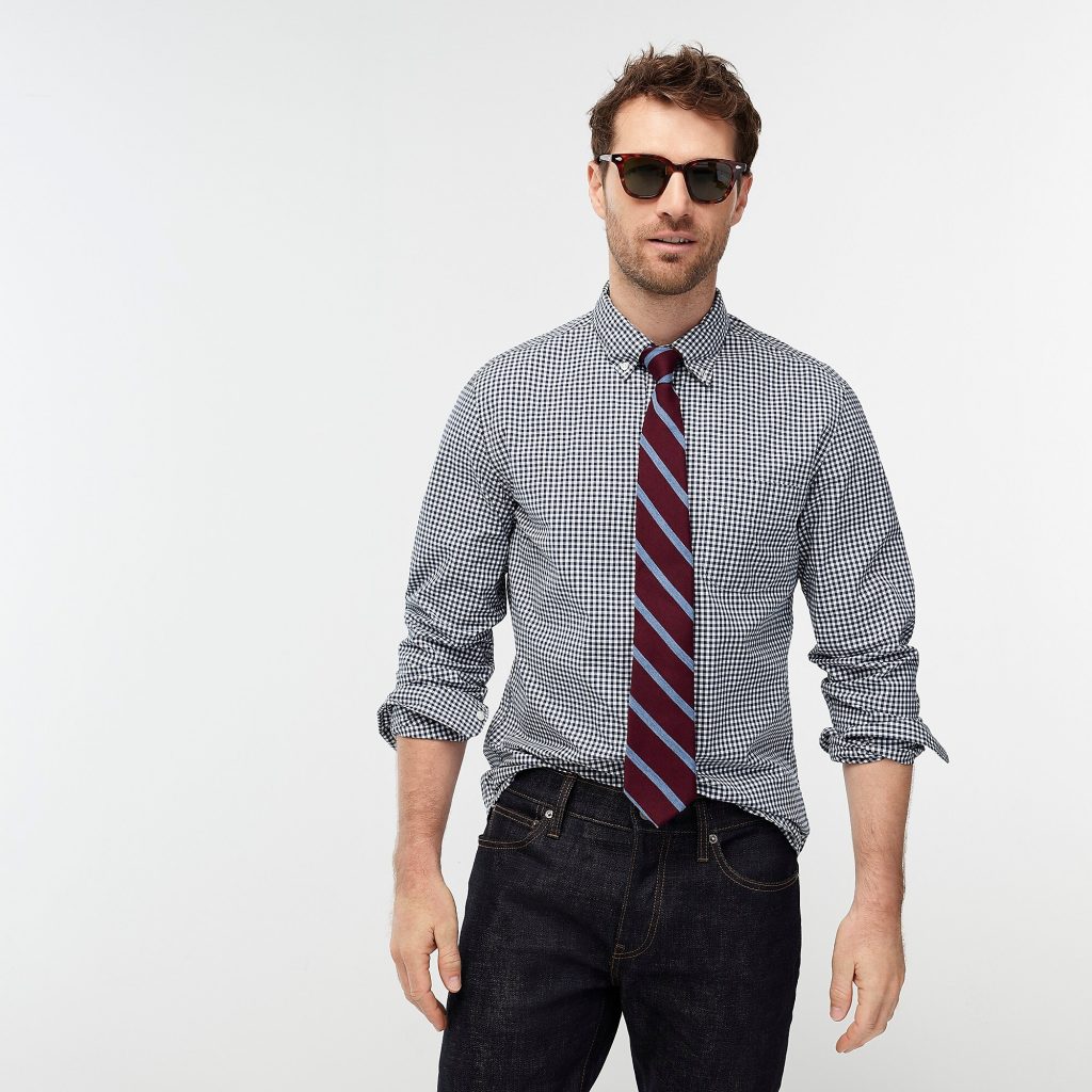 Untucked dress shirt store with tie